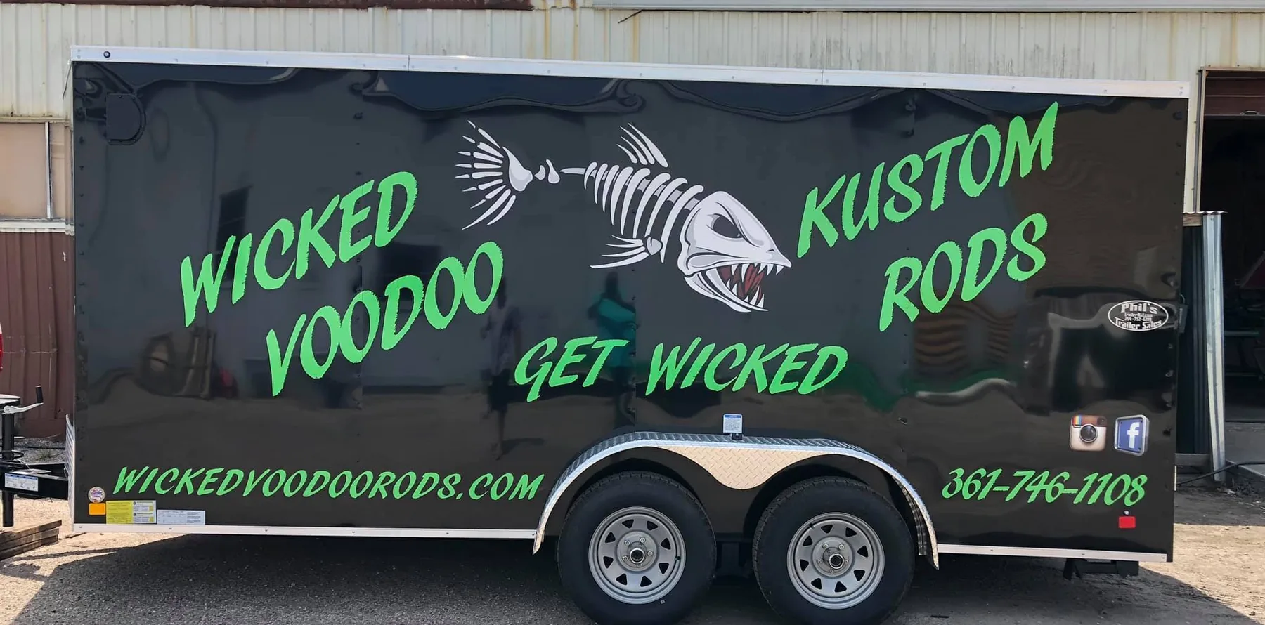 Rear panel graphics on a wrapped enclosed trailer